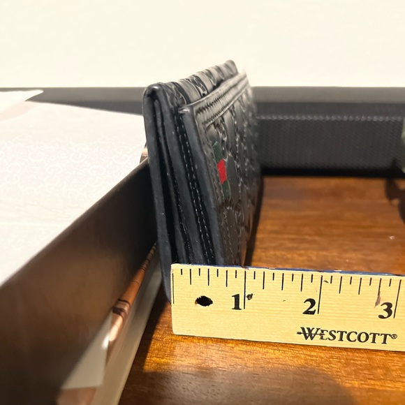 Gucci wallet, in excellent used condition. No tears, discoloration or wear. - Picture 6 of 12